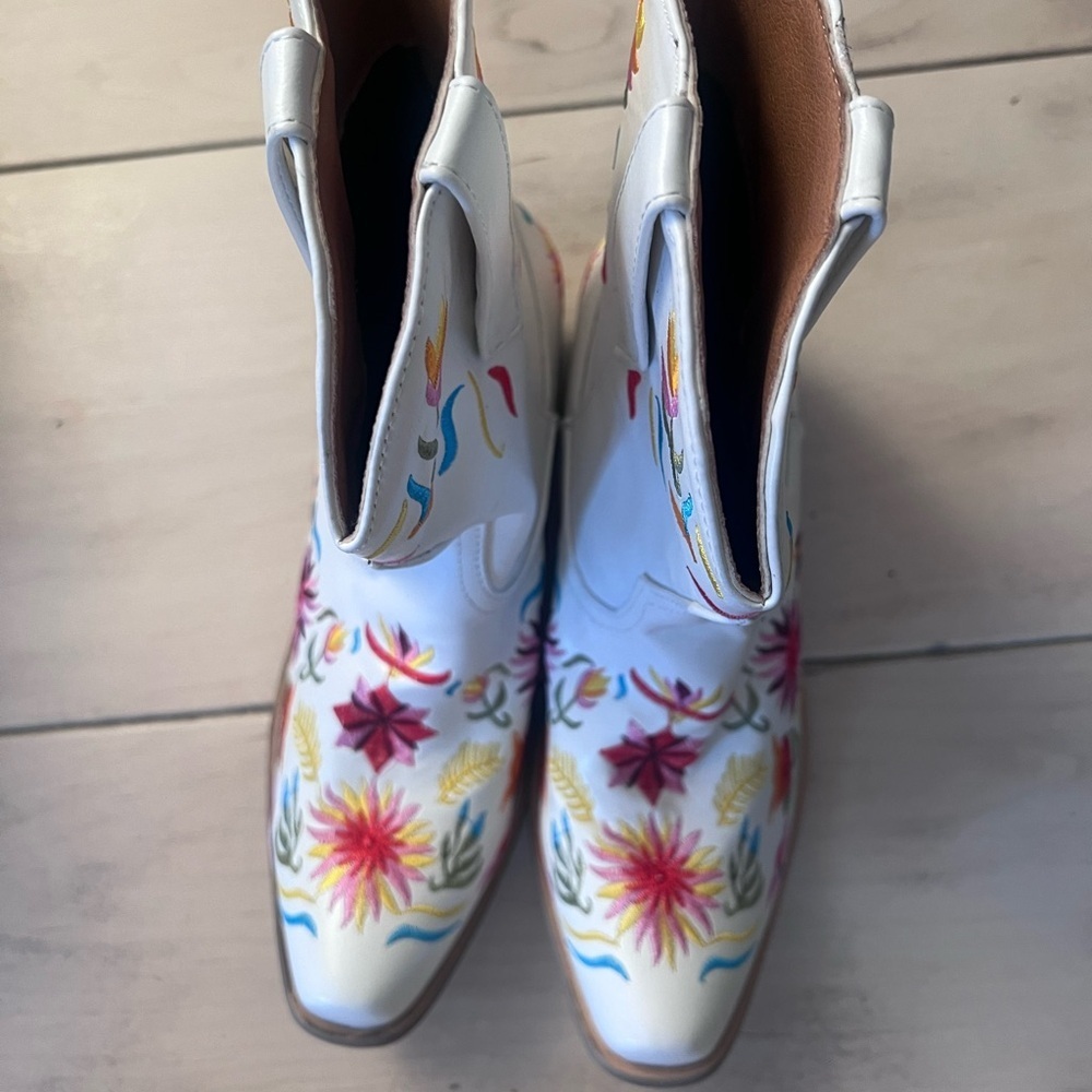 Floral Embroidered White Western Boots - Picture 3 of 4